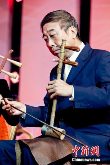 資料圖：馮鞏進(jìn)行京胡表演。李南軒 攝