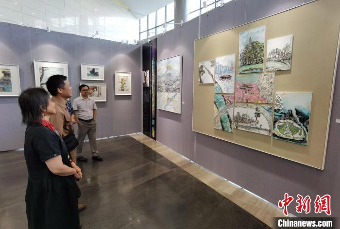 圖為觀眾參觀《邂逅八千里——中德藝術(shù)交流展》?！铌?攝