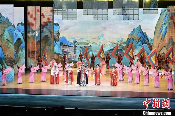 多位往屆梅花表演獎獲獎藝術(shù)家參與頒獎典禮的演出 陳驥旻 攝 多位往屆梅花表演獎獲獎藝術(shù)家參與頒獎典禮的演出 陳驥旻 攝