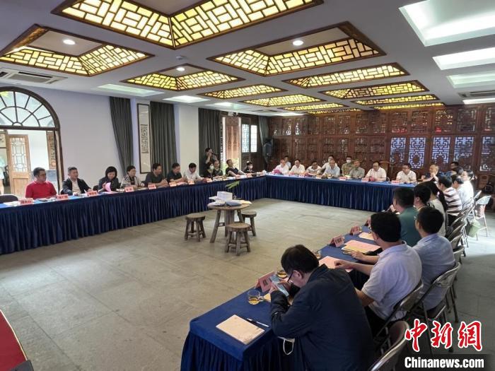 圖為：荷露詩歌作品研討會(huì)現(xiàn)場(chǎng)?！⊥蹒?攝