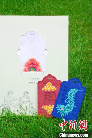 東南大學錄取通知書里的“彝繡”卡套 東南大學微信公眾號截圖 攝 東南大學錄取通知書里的“彝繡”卡套 東南大學微信公眾號截圖 攝