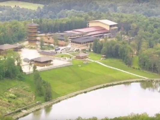 山上的橋AI 生成的內(nèi)容可能不正確。