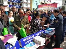 陕西镇巴县把反邪教宣传融入科技惠农活动