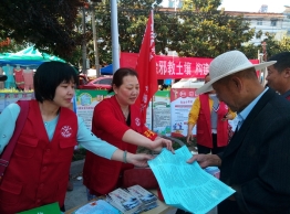 舞钢市反邪教宣传走进铁山庙会（图）