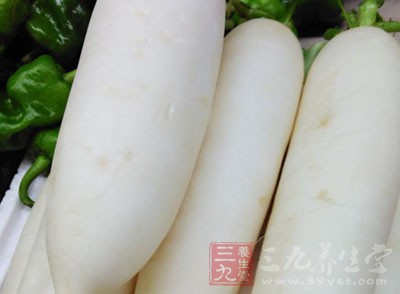 冬季皮膚瘙癢是血燥的表現(xiàn)，除了多喝水還要多吃降燥滋養(yǎng)的食物，白蘿卜，大白菜、柚子橙子都是不錯的
