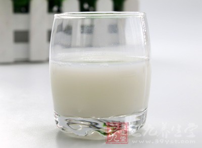 很多人都錯(cuò)誤的認(rèn)為喝牛奶后會(huì)導(dǎo)致上火，其實(shí)這只是你喝牛奶的方法不正確而已