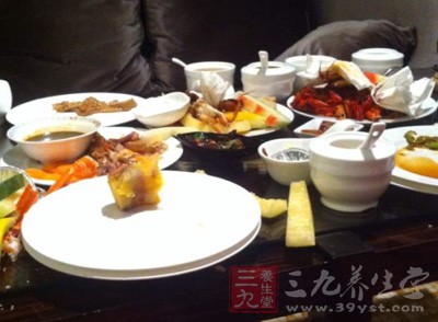 春節(jié)是個(gè)歡快的節(jié)日，在這樣的節(jié)日，人們難免會(huì)吃些美味大餐