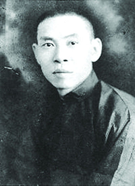 杜月笙（1888年－1951年），原名杜月生，后由國學(xué)大師章太炎建議，改名鏞，號月笙，是近代上海青幫中最著名的人物之一。