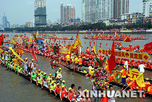 6月23日，參賽龍舟聚集在珠江上。 當(dāng)日，由廣州市政府主辦的“廣州國(guó)際龍舟邀請(qǐng)賽”在珠江上開賽。來自美國(guó)、加拿大、澳大利亞等國(guó)家及我國(guó)香港、澳門和廣州的110支隊(duì)伍參賽。