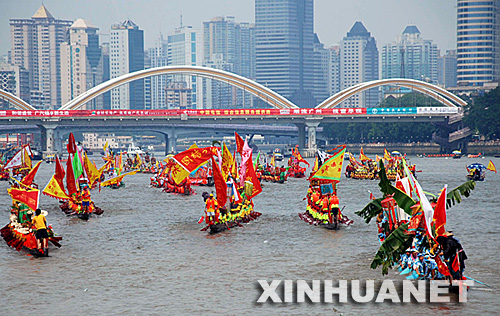  6月23日，參賽龍舟聚集在珠江上。 當(dāng)日，由廣州市政府主辦的“廣州國(guó)際龍舟邀請(qǐng)賽”在珠江上開賽。來自美國(guó)、加拿大、澳大利亞等國(guó)家及我國(guó)香港、澳門和廣州的110支隊(duì)伍參賽。