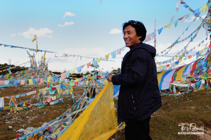 阿批的同伴洛桑丹曲在一邊助他一臂之力，臉上洋溢著幸福的微笑，看不到一丁點(diǎn)旅途的疲憊。