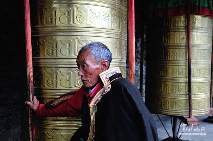 川西新都橋至塔公草原間不知名的寺廟前，一位藏族老伯轉(zhuǎn)動(dòng)了門(mén)前的轉(zhuǎn)經(jīng)筒。
