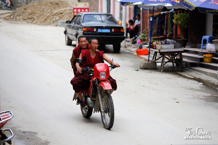 滇西北奔子欄鎮(zhèn)，兩名年輕喇嘛騎著摩托車從街上駛過(guò)。