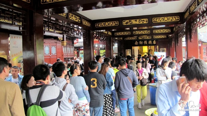 上海城隍廟內(nèi)知名小吃——南翔饅頭店外排起來(lái)的長(zhǎng)龍，一直綿延到店外30多米.