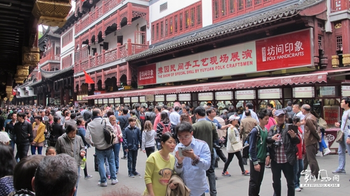 上海豫園民間手工藝現(xiàn)場(chǎng)表演場(chǎng)地外擁擠的人群