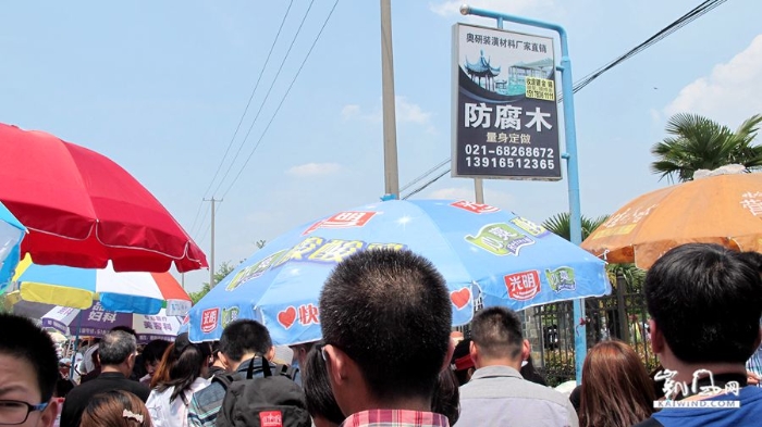 上海野生動(dòng)物園外流動(dòng)攤點(diǎn)與游客簇?fù)恚羞M(jìn)困難。