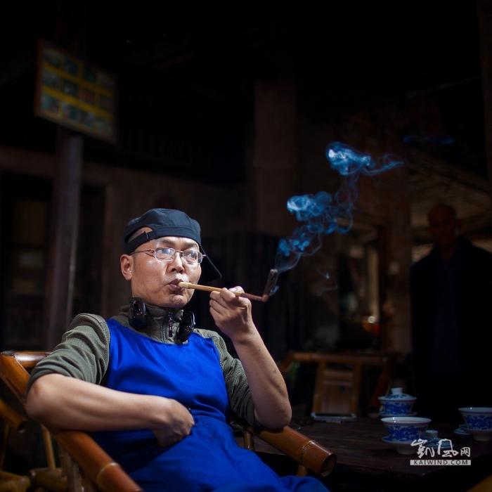 天窗陽(yáng)光下，掌柜的忙了一陣，小憩一會(huì)，抽根煙過(guò)過(guò)癮。