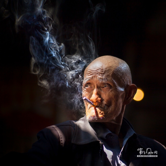 正抽著，掌柜的看見(jiàn)熟客老大爺來(lái)了，趕緊拔出香煙敬敬老客人。瞧，大爺很高興，這煙抽得多得勁兒！