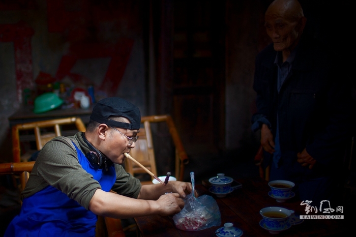 大爺買(mǎi)的啥子？我瞅瞅能不能吃？大爺說(shuō)，你隨便吃，我吃你的煙