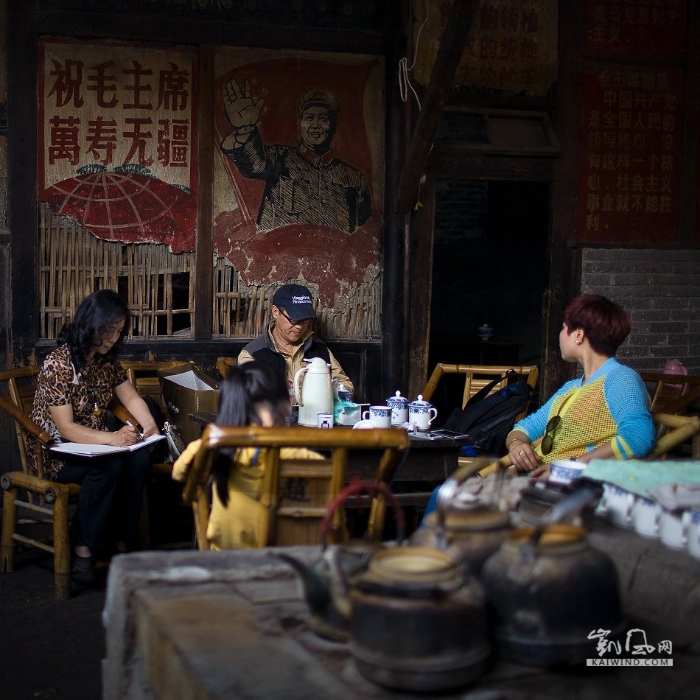 這里很安靜，各耍各的。一邊喝茶、一邊看報(bào)是許多茶客多年養(yǎng)成的老習(xí)慣。