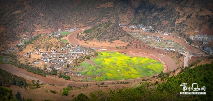 從山頭遠(yuǎn)眺諾鄧村，一幅天然的“太極圖”躍入眼中。