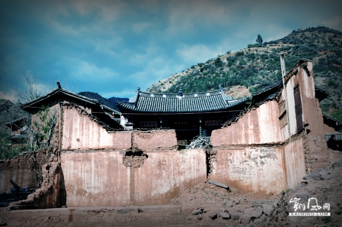 諾鄧的古鹽井在歷經(jīng)歲月洗禮后顯得更加飽經(jīng)風(fēng)霜。