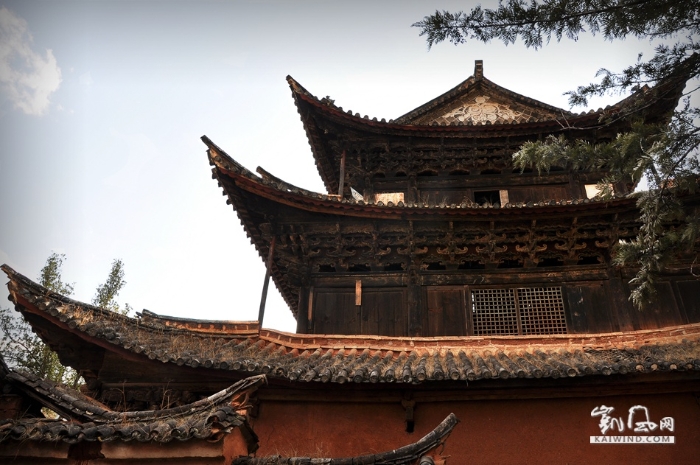 萬壽宮是該村最古老的建筑，最早為元朝時外省客商會館，后改作廟宇。內(nèi)部現(xiàn)存有明代碑記