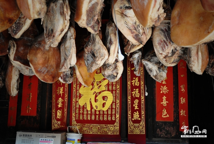 諾鄧火腿之所以遠(yuǎn)近聞名，主要是在腌制的過程中用了含鉀的諾鄧井鹽