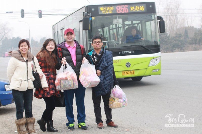 不管酷暑嚴(yán)寒，每個(gè)周末，他都會(huì)一早坐上公交車，帶上給孩子們的禮物，來到殘聯(lián)、孤兒院。有時(shí)候幾個(gè)人，有