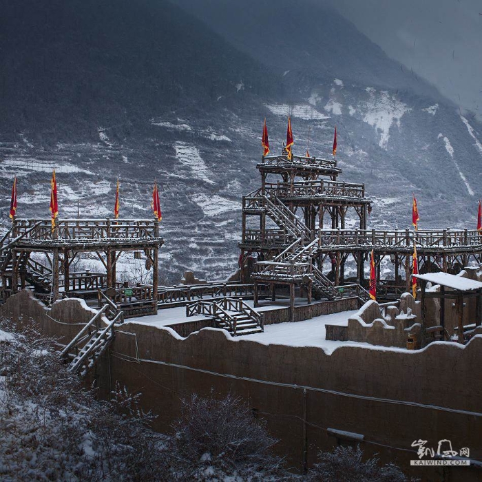 雪中羌王府。冬季，我再次來(lái)到蘿卜寨，看那滿山白皚皚的飛雪悄然降臨，給寨子裹上了一層銀妝，煞是好看。