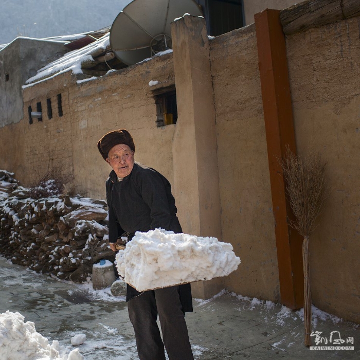 雪下得很大，早起的老人們自覺(jué)地打掃著街道中的積雪，一幅安居樂(lè)業(yè)的美好生活畫(huà)面。