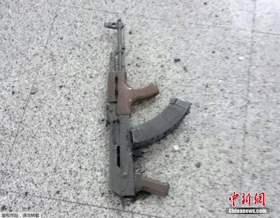 土耳其伊斯坦布爾省長6月28日晚宣布，阿塔圖爾克國際機場當晚發(fā)生的爆炸造成28人死亡、69人受傷，爆炸涉及3名自殺式襲擊者。圖為散落在地面上的槍支。