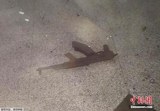 土耳其伊斯坦布爾省長6月28日晚宣布，阿塔圖爾克國際機場當晚發(fā)生的爆炸造成28人死亡、69人受傷，爆炸涉及3名自殺式襲擊者。圖為散落在地面上的槍支。