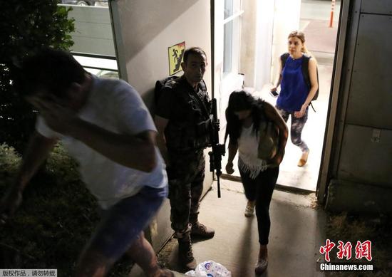 土耳其伊斯坦布爾省長6月28日晚宣布，阿塔圖爾克國際機場當晚發(fā)生的爆炸造成28人死亡、69人受傷，爆炸涉及3名自殺式襲擊者。圖為安全警察疏散旅客。