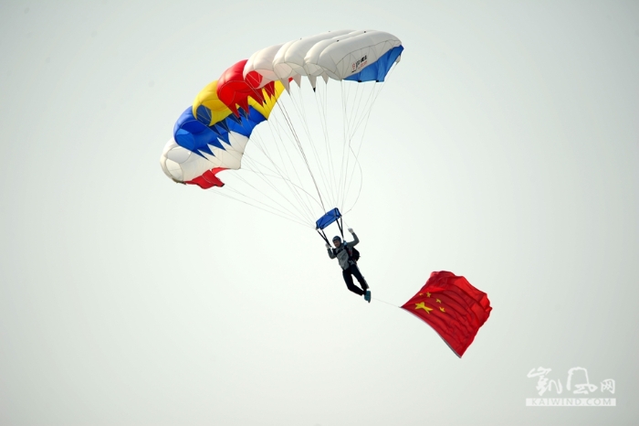 彩綢當(dāng)空舞 藍(lán)天繪彩圖