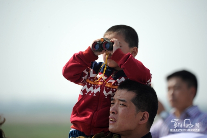 彩綢當(dāng)空舞 藍(lán)天繪彩圖