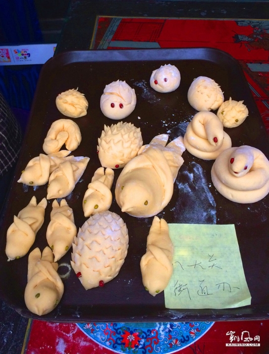 去看看賽場(chǎng)里正在進(jìn)行的另外一項(xiàng)小活動(dòng)“畫彩蛋比賽”吧！