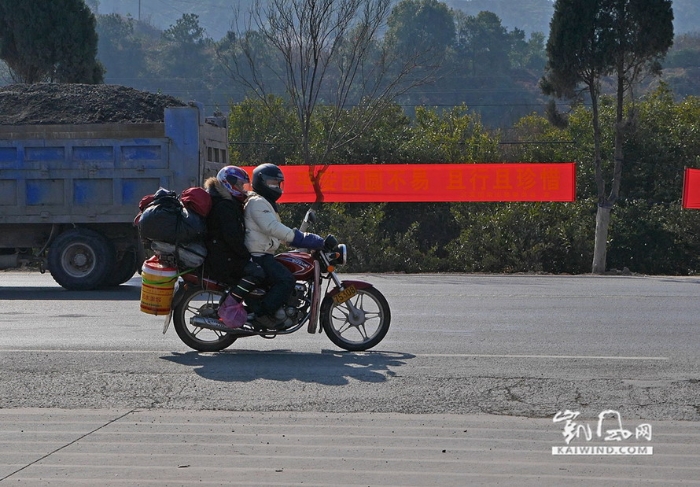 春運(yùn)返鄉(xiāng)路上的摩托車大軍