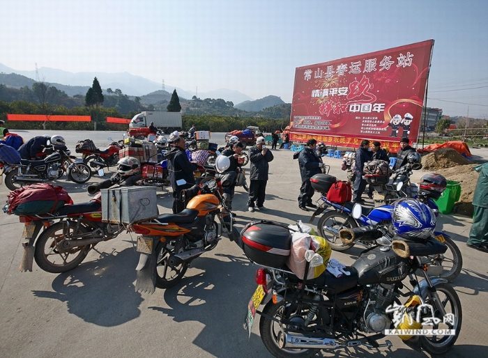 春運(yùn)返鄉(xiāng)路上的摩托車大軍