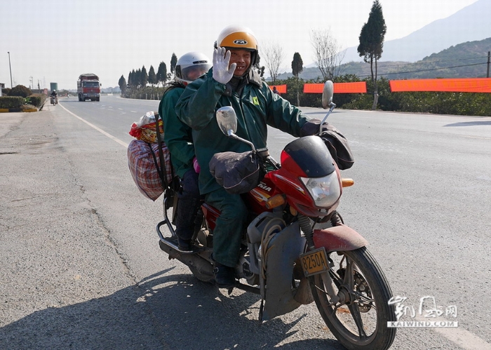 春運(yùn)返鄉(xiāng)路上的摩托車大軍