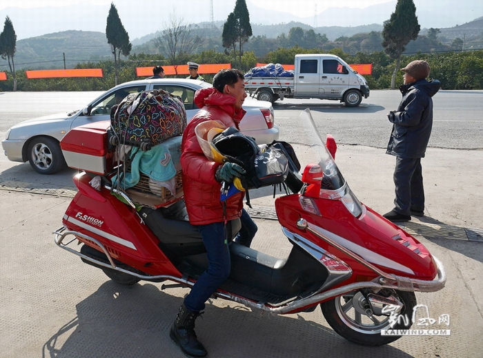 春運(yùn)返鄉(xiāng)路上的摩托車大軍