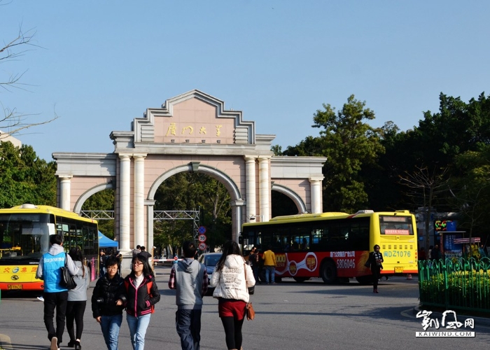 在冬日的暖陽(yáng)前，廈門大學(xué)的門口總是人群川流不息。