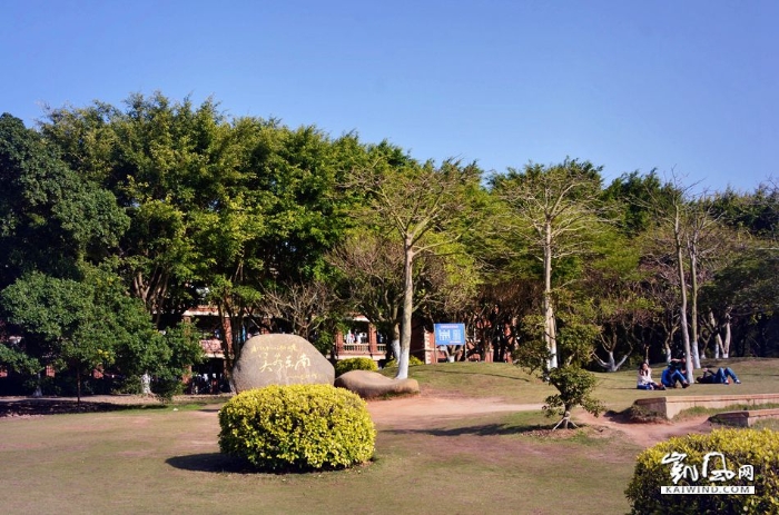 穿過悠閑的草坪，再往里面走不多遠(yuǎn)，就要接近芙蓉隧道了。