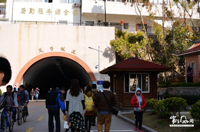 從外面往里看去，隧道的入口非常普通，里面又很黑