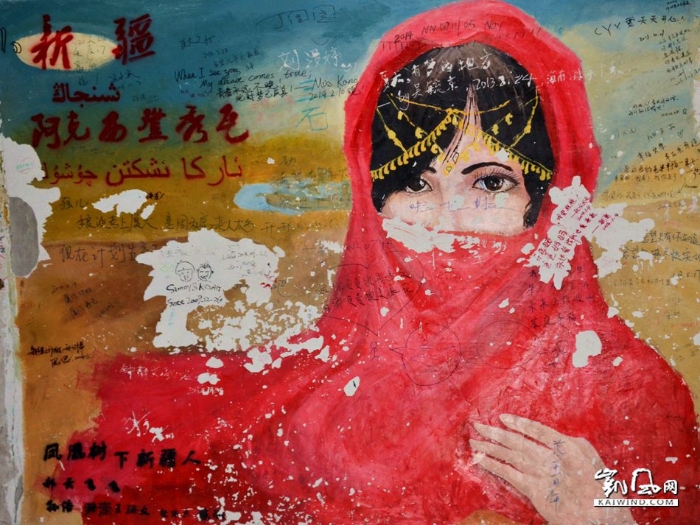 維吾爾族姑娘大紅的面紗下，留給了游客無(wú)盡的美麗想象空間。