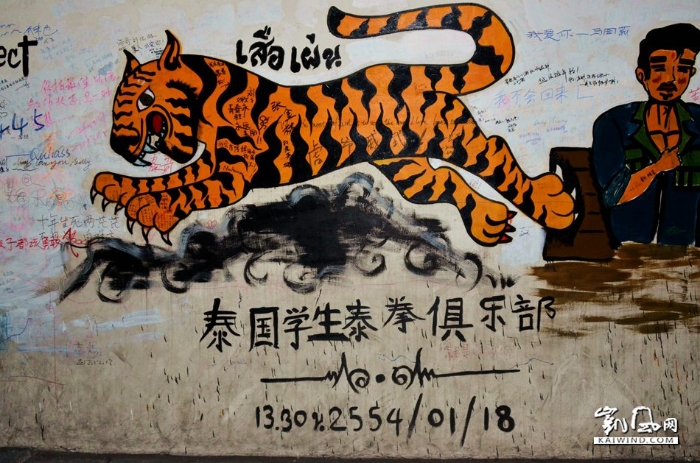 　光有文化怎么夠呢？這張圖顯示了學(xué)生們?cè)谡n外還熱衷于體能鍛煉呢。