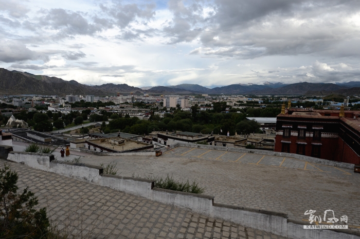 整座寺廟是依山而建的，在高處，可以俯瞰到整個(gè)日喀則市