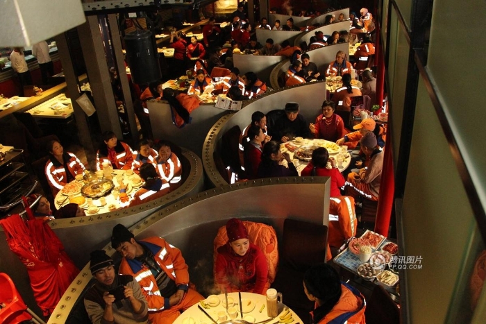 烏魯木齊遭遇罕見暴雪火鍋店停業(yè)宴請環(huán)衛(wèi)工