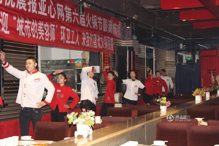 烏魯木齊多家火鍋店停業(yè)宴請數(shù)百名環(huán)衛(wèi)工人以表示感謝。