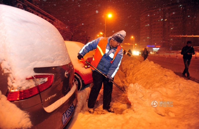 烏魯木齊遭遇罕見暴雪火鍋店停業(yè)宴請環(huán)衛(wèi)工